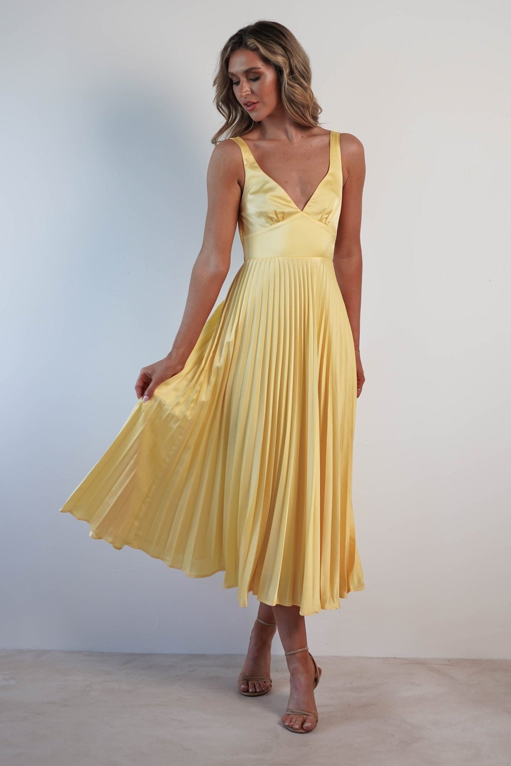 MALKA | Elegant Maxi Dress with Subtle Fall