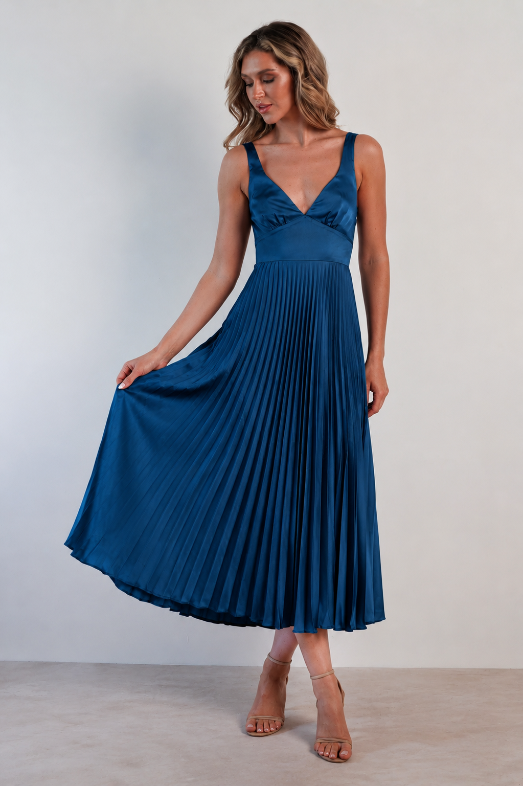 MALKA | Elegant Maxi Dress with Subtle Fall